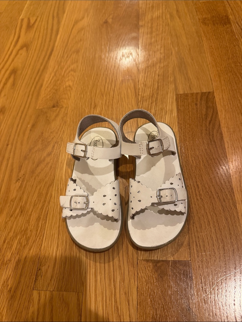 FootMates White Scalloped Buckle Kids Sandals